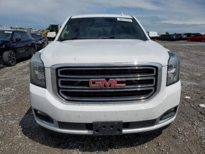 GMC YUKON SLT 2016 with 8 cylinders