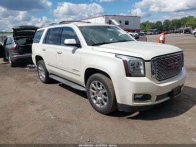 GMC YUKON DENALI 2015 with 8 cylinders