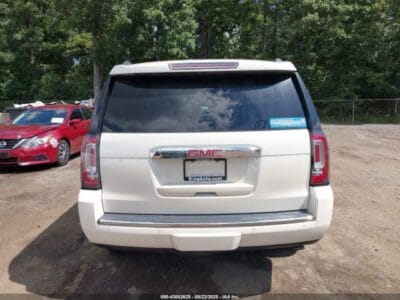 GMC YUKON DENALI 2015 with 8 cylinders
