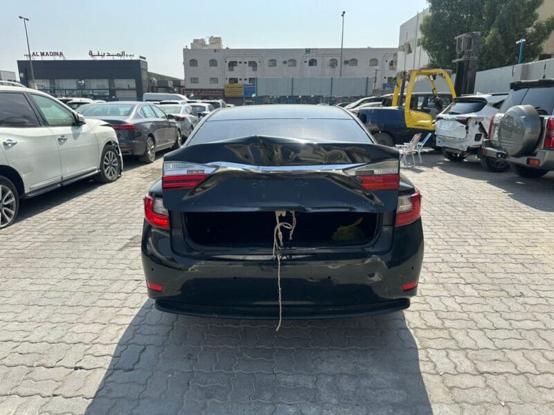 Lexus ES 350 2018 with 6 cylinders