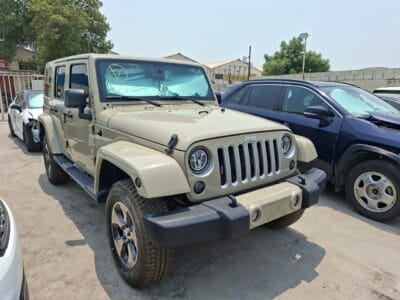 Jeep Wrangler 2017 with 6 cylinders