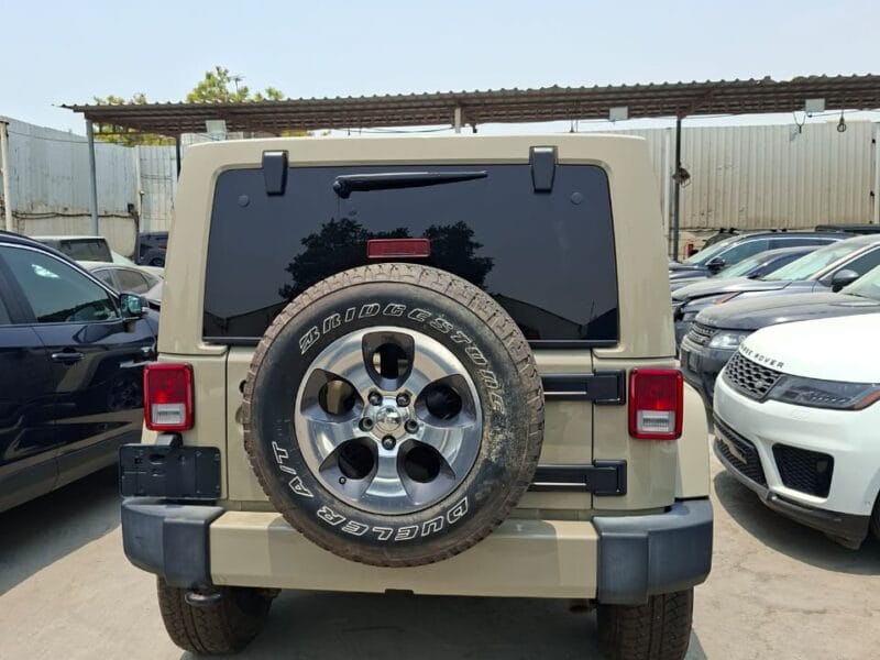 Jeep Wrangler 2017 with 6 cylinders