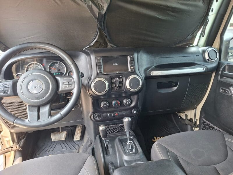 Jeep Wrangler 2017 with 6 cylinders