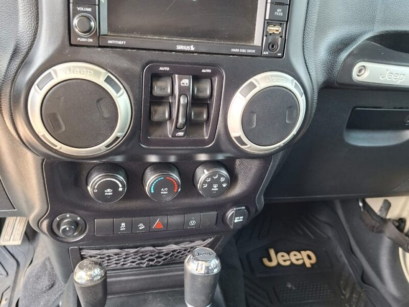 Jeep Wrangler 2017 with 6 cylinders