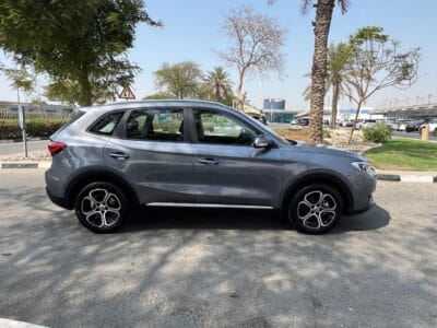 MG ZS LUXURY 2025 with 4 cylinders