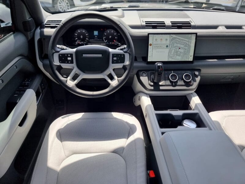 Land Rover Defender 2025