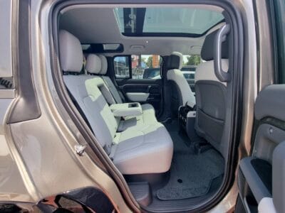Land Rover Defender 2025