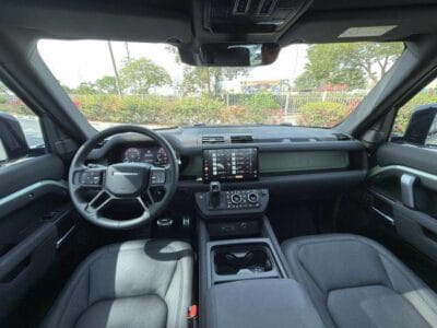 Land Rover Defender P400 90 HSE 3.0L 2023 - UNDER WARRANTY AND SERVICE CONTRACT