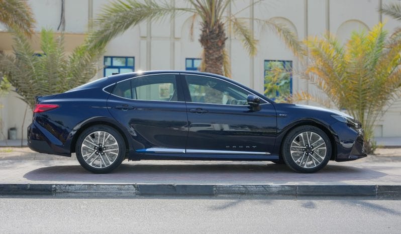 2025 Toyota Camry Lumiere 2.5L 4-Cylinder A/T Hybrid (Blue-Tan)
