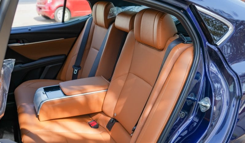 2025 Toyota Camry Lumiere 2.5L 4-Cylinder A/T Hybrid (Blue-Tan)