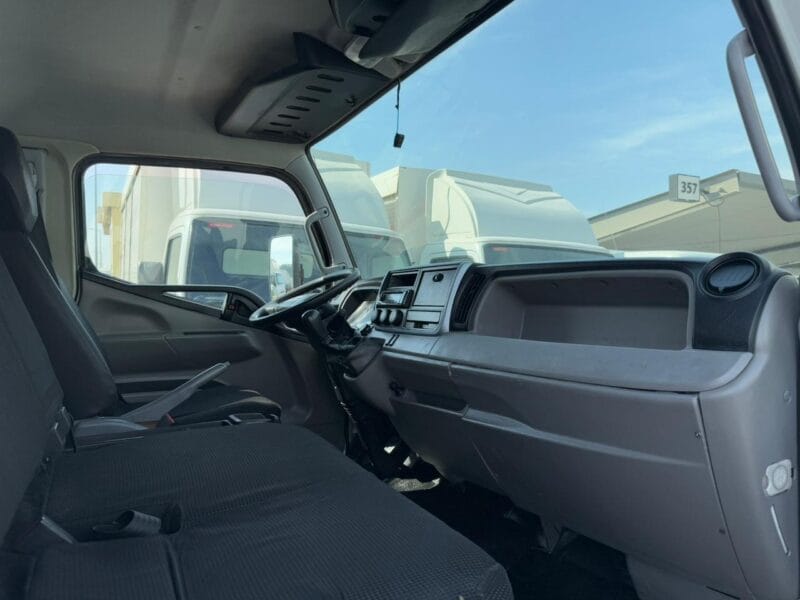 2019 Mitsubishi Canter Box 3.5L Manual Diesel