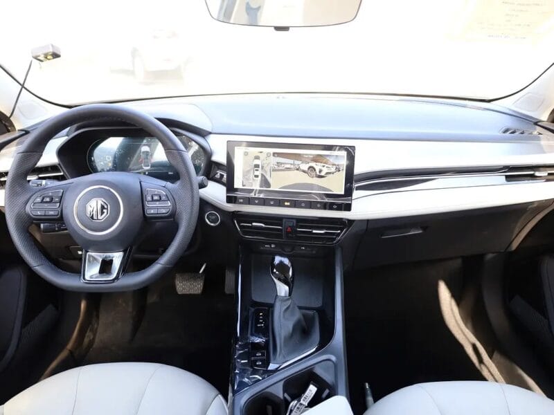 2025 MG MG5 Deluxe Blac 3-Cylinder Engine GCC