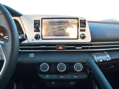 HYUNDAI ELANTRA 2025 - WHITE (2) 4-Cylinder Engine