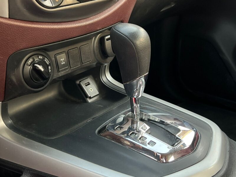 2020 Nissan Navara 4X4 Full Automatic White GCC