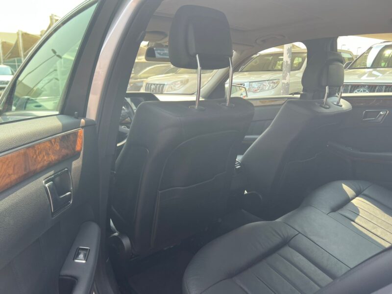 2011 Mercedes-Benz E300 Korean Specs V6 Low Mileage Silver Black