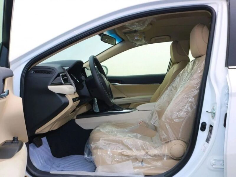Toyota Camry Toyota LE 2.5L Sedan FWD 8 Speed A/T Petrol White Beige