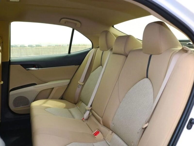 Toyota Camry Toyota LE 2.5L Sedan FWD 8 Speed A/T Petrol White Beige