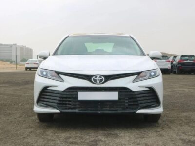 Toyota Camry Toyota LE 2.5L Sedan FWD 8 Speed A/T Petrol White Beige