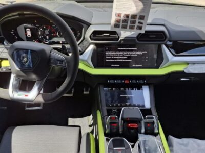 2025 Lamborghini Urus SE 4.0 L Twin‑Turbocharged V8 Petrol Black