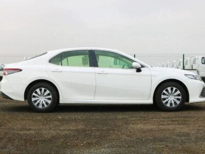 Toyota Camry Toyota LE 2.5L Sedan FWD 8 Speed A/T Petrol White Beige