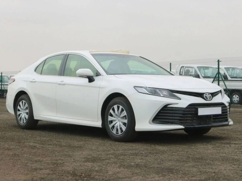 Toyota Camry Toyota LE 2.5L Sedan FWD 8 Speed A/T Petrol White Beige