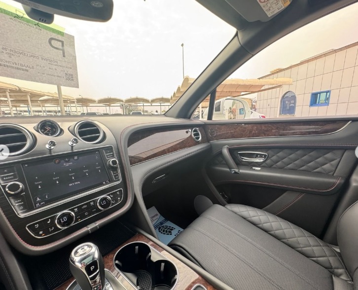 2017 BENTLEY BENTAYGA MULLINER 6.0-liter twin-turbocharged W12 White