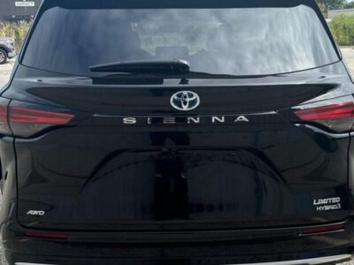 2024 Toyota Sienna 2.5 L inline‑4 with hybrid Synergy Black Grey