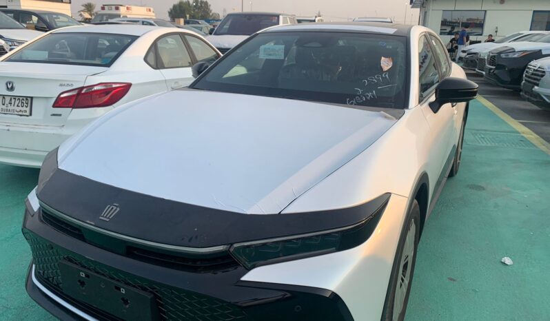 2023 Toyota Crown 2.5 L Inline‑4 Hybrid e‑CVT AWD White