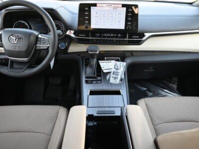 2024 Toyota Sienna 2.5 L Hybrid Powertrain White Beige