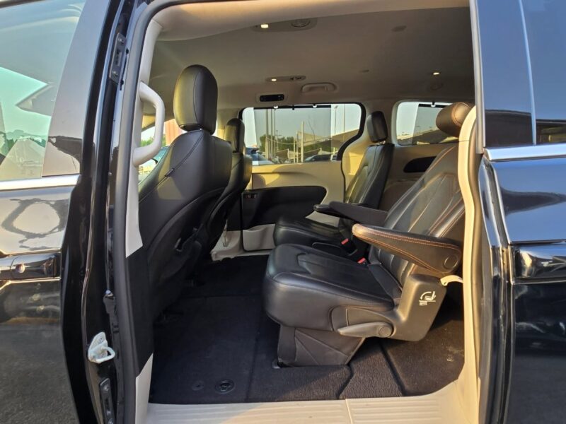 Chrysler Van 3.6-liter Pentastar V6 Engine 2020 Black Full Option