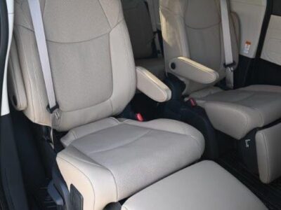 2024 Toyota Sienna 2.5 L Hybrid Powertrain White Beige