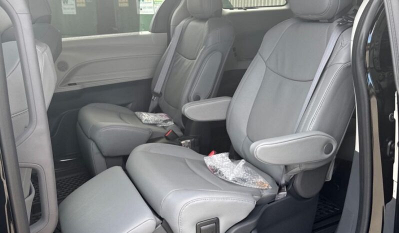 2024 Toyota Sienna 2.5 L inline‑4 with hybrid Synergy Black Grey
