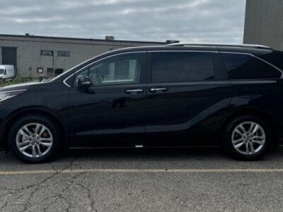 2024 Toyota Sienna 2.5 L inline‑4 with hybrid Synergy Black Grey