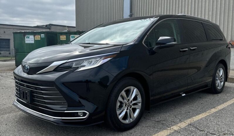 2024 Toyota Sienna 2.5 L inline‑4 with hybrid Synergy Black Grey