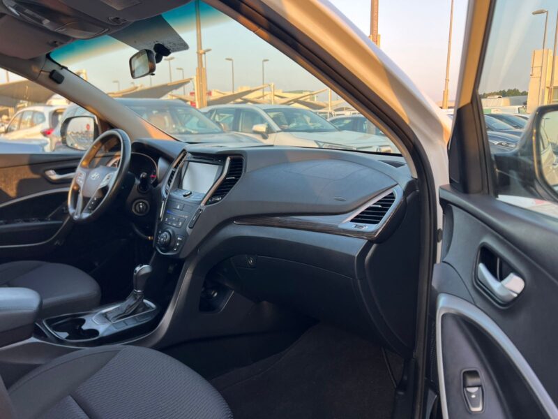 2016 Hyundai Santa Fe V6 7 Seaters GCC 3.3L White Black