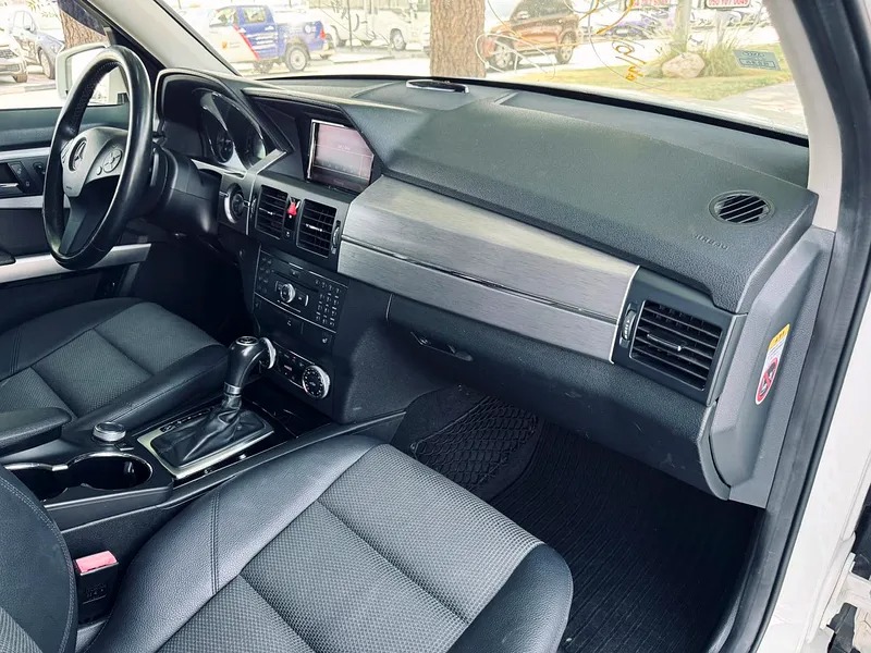 2011 Mercedes-Benz GLK-Class GLK 300 4matic Neat and Clean Car White Black
