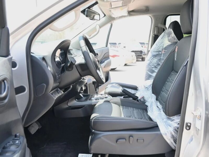 Nissan Navara NISSAN NAVARA 2.5L DIESEL PRO4X 4X4 SILVER DC AT 2025 Silver
