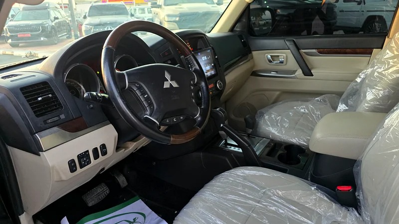 2013 Mitsubishi Pajero GLX 6 Cylinder Engine SUV Black Beige