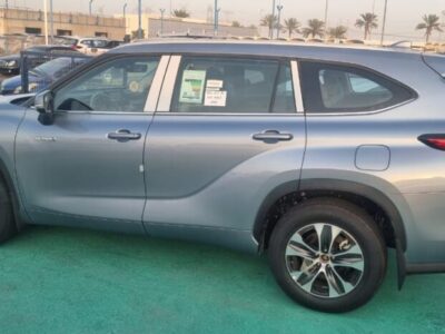 2024 Toyota Highlander 2.5 L inline‑4 Hybrid Grey Beige
