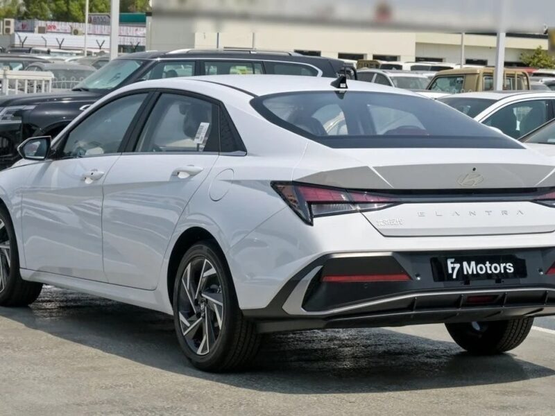Hyundai Elantra 2025 Hyundai Elantra 4 Cylinder Engine White Black