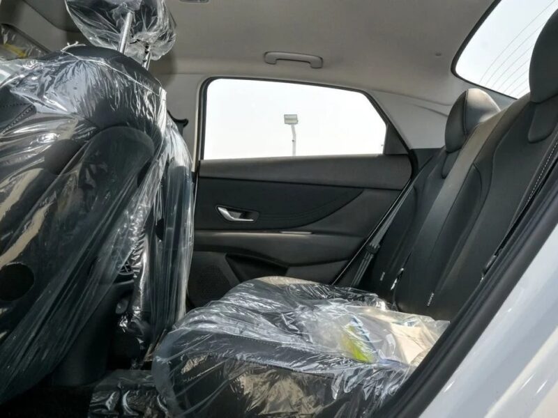 Hyundai Elantra 2025 Hyundai Elantra 4 Cylinder Engine White Black