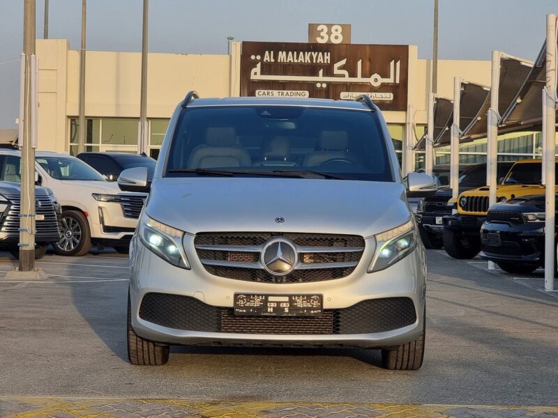 Mercedes-Benz V 250 GCC Specs Luxury Family Van Silver Brown