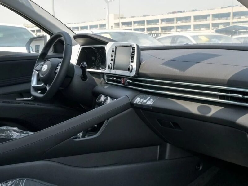 Hyundai Elantra 2025 Hyundai Elantra 4 Cylinder Engine White Black