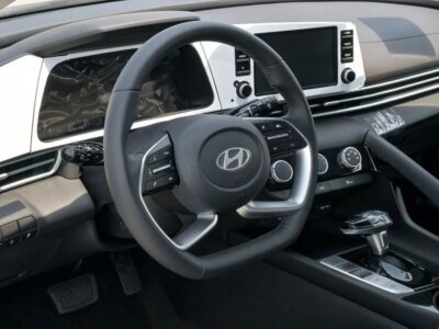 Hyundai Elantra 2025 Hyundai Elantra 4 Cylinder Engine White Black