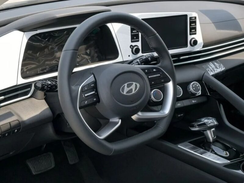 Hyundai Elantra 2025 Hyundai Elantra 4 Cylinder Engine White Black