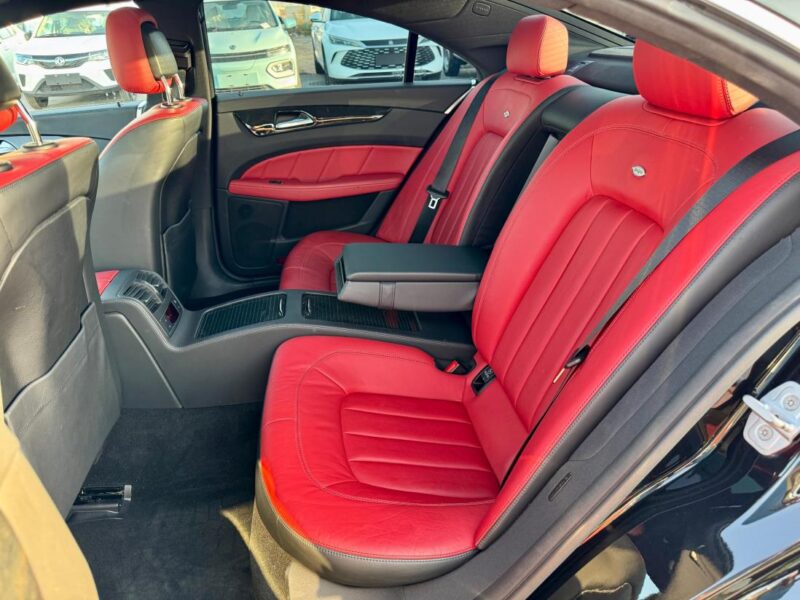 2012 Mercedes-Benz CLS 350 3.5 Liters V6 Sedan Black Red