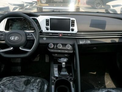 Hyundai Elantra 2025 Hyundai Elantra 4 Cylinder Engine White Black