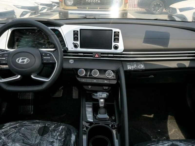 Hyundai Elantra 2025 Hyundai Elantra 4 Cylinder Engine White Black