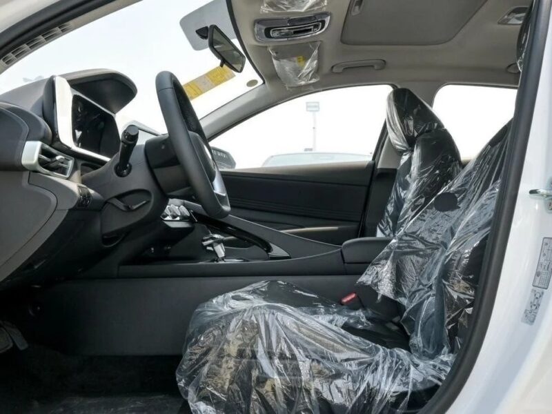 Hyundai Elantra 2025 Hyundai Elantra 4 Cylinder Engine White Black