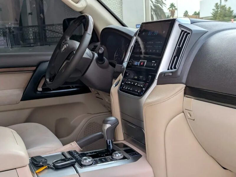 2019 Toyota Land Cruiser GXR 4.5L V8 Turbo Diesel White Beige GCC Specs